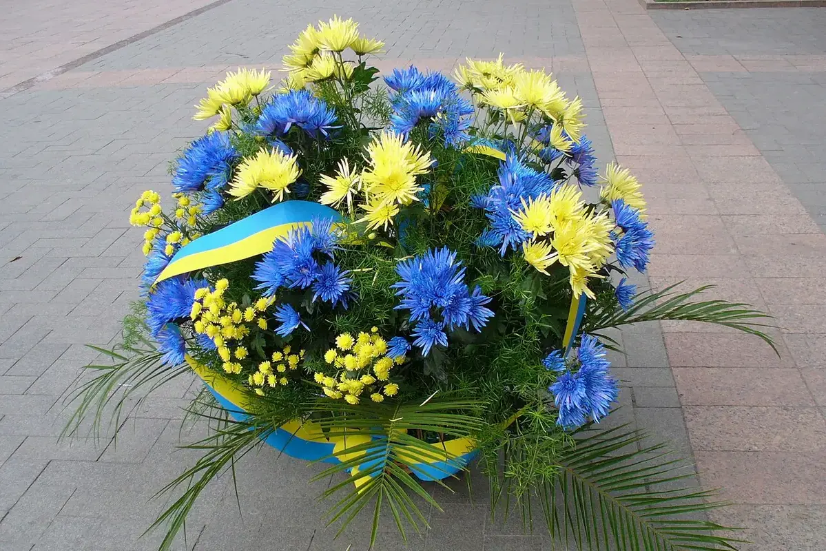 Cut Celosia Care: Protect Crested Heads in a Vase shown in a clean flower-care setup