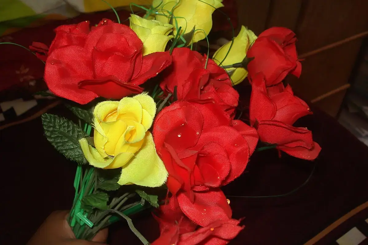 Cut Statice Care: Keep Papery Clusters Dry shown in a clean flower-care setup
