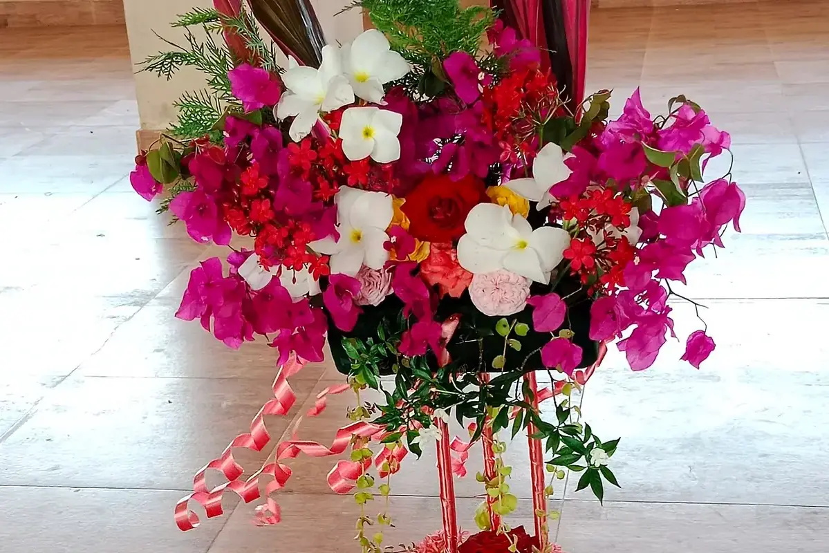Why Do Cut Stems Feel Hollow or Empty shown in a clean flower-care setup
