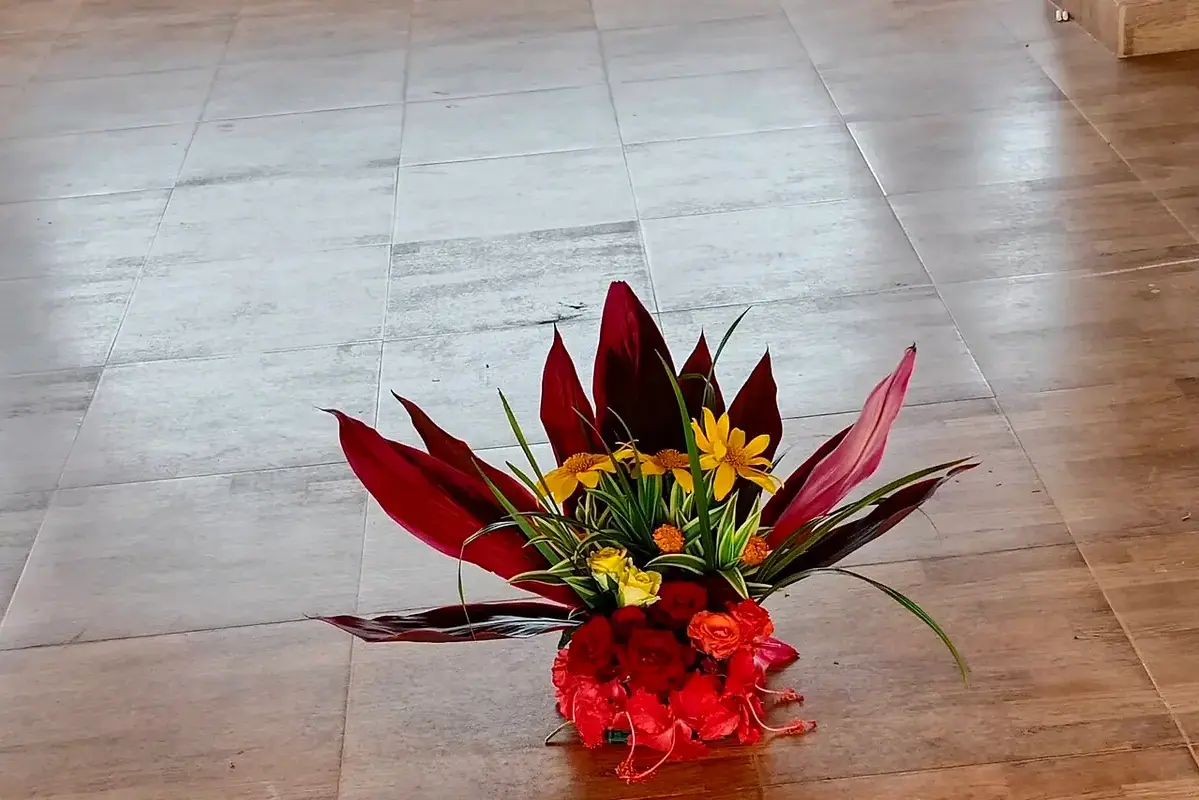 How to Dry Flowers With Gentle Room Airflow shown in a clean flower-care setup