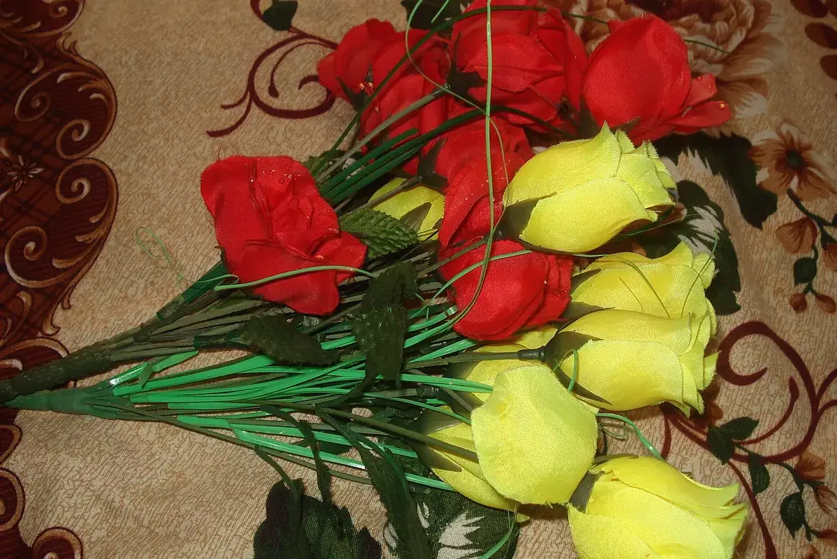 Why Do Flower Necks Soften Before the Petals Fade shown in a clean flower-care setup