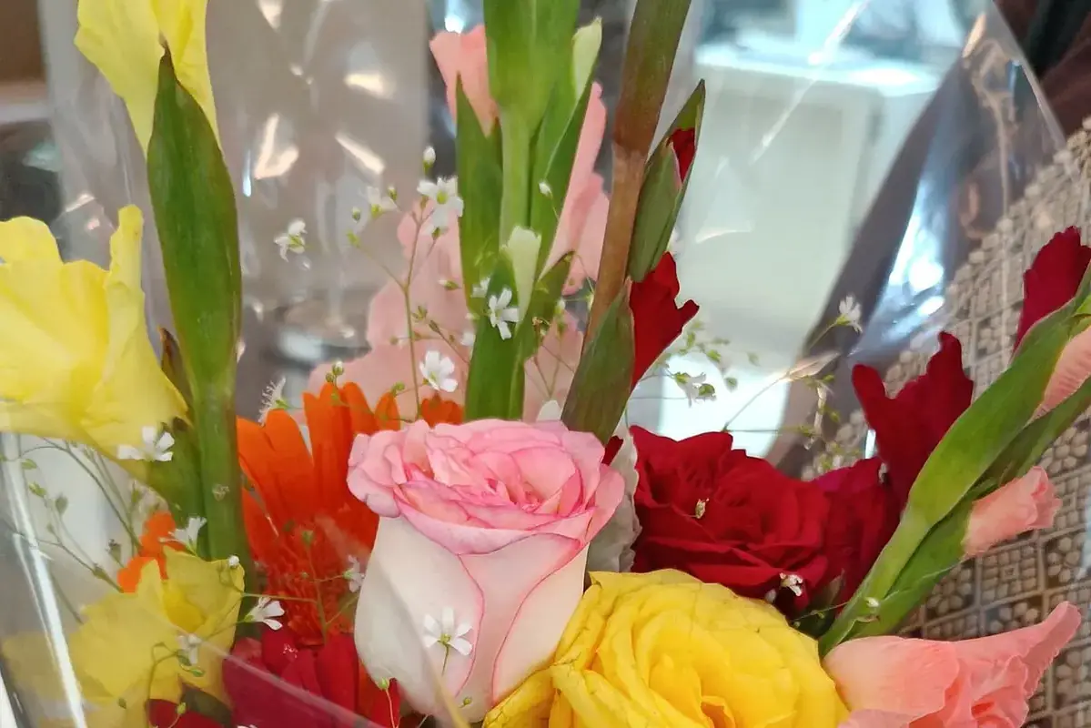 Small stable flower vase positioned safely on a piano top with clear space