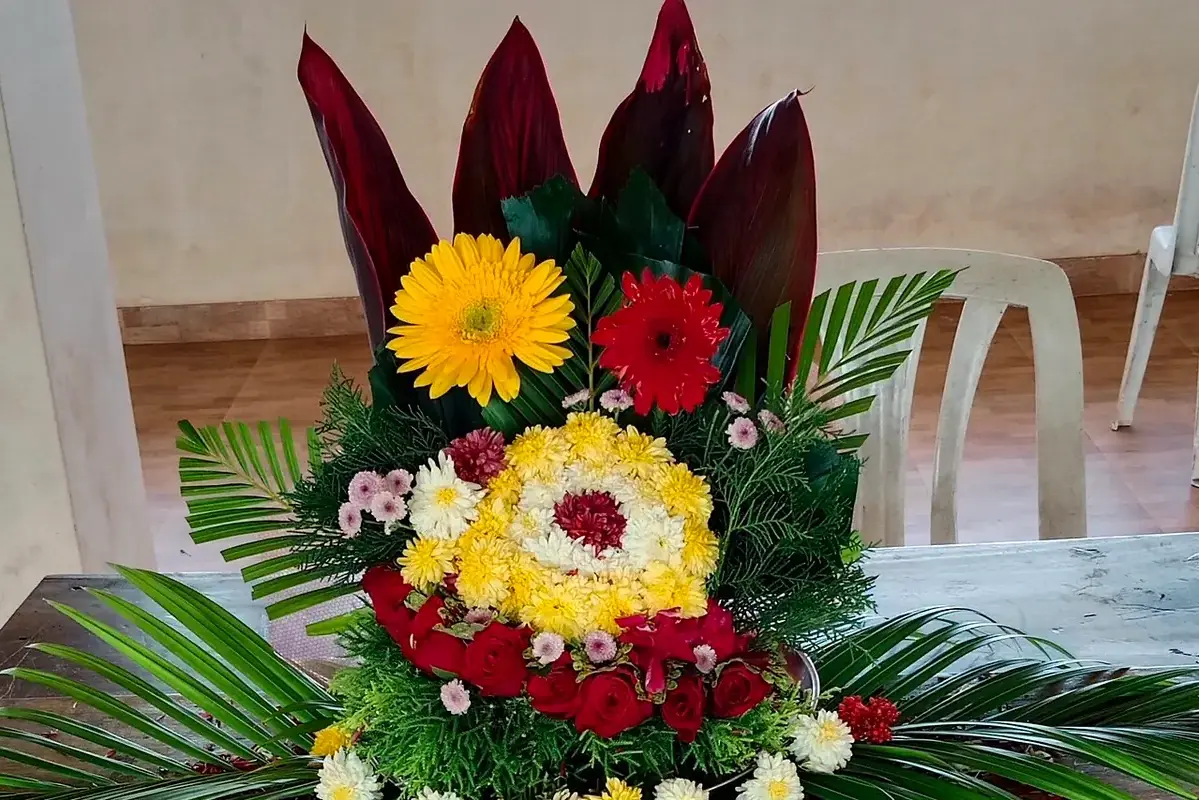 Why Do Flowers Open and Fade on the Same Day shown in a clean flower-care setup