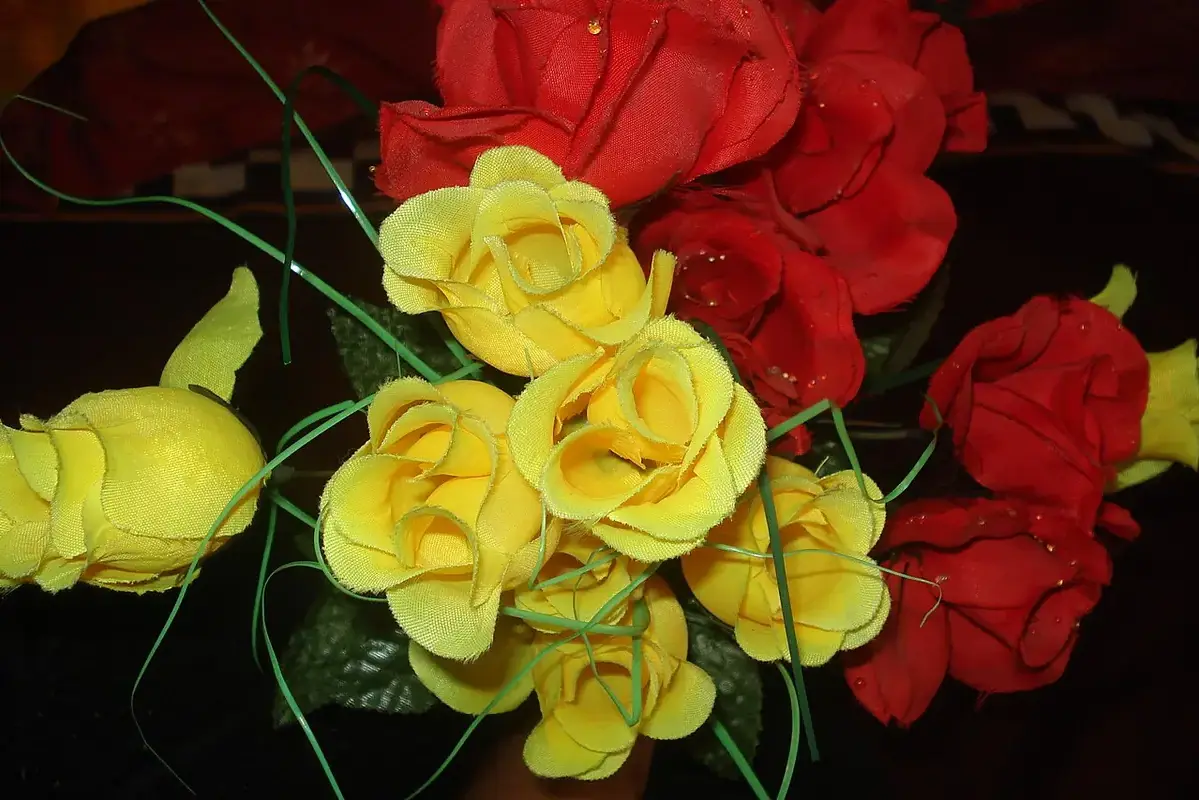Why Does Vase Water Foam After Filling shown in a clean flower-care setup