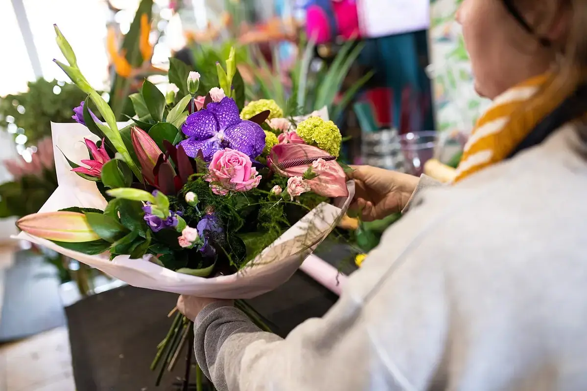 What Waterline Works Best for Hollow Flower Stems shown in a clean flower-care setup