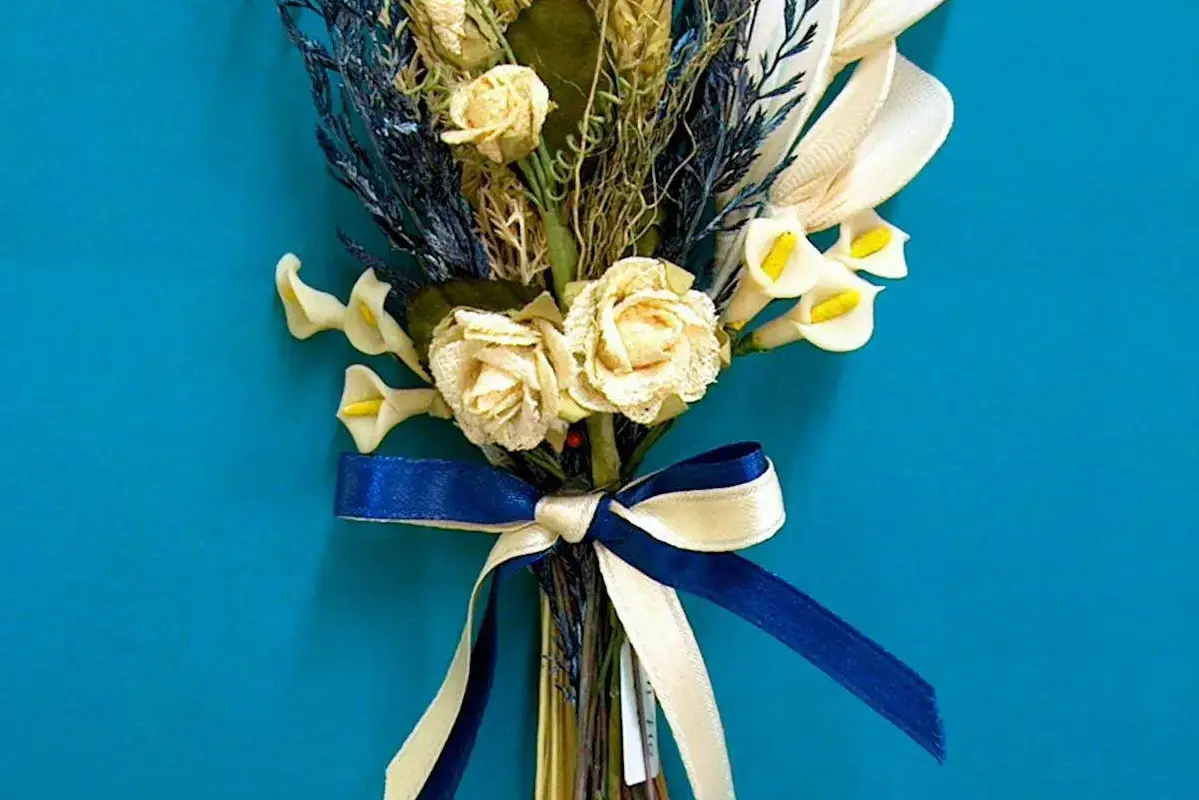 Wikimedia Commons flower photograph showing three harvest stages from fresh tight flower to overripe wet bloom